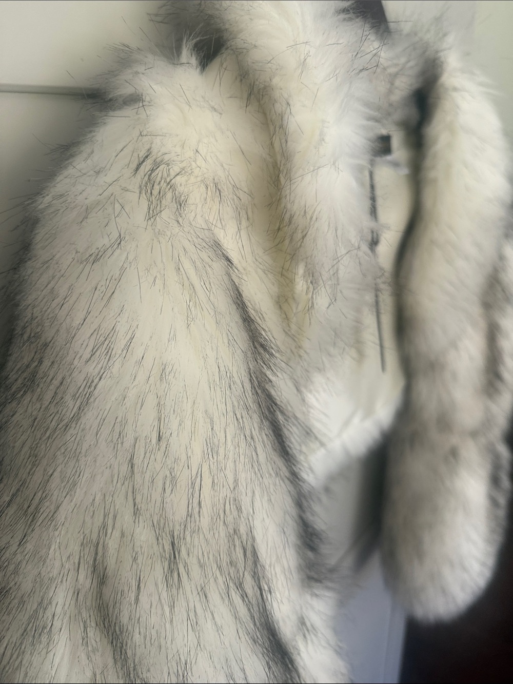 Faux Fur White Shrug Vest by BABEYOND - Picture 3 of 12